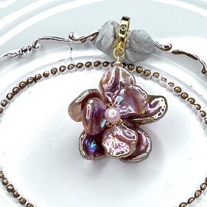 💃🏻 Handmade Freshwater Premium Keshi Metallic Pearl Flower 🌺🌺 Detachable Pendant